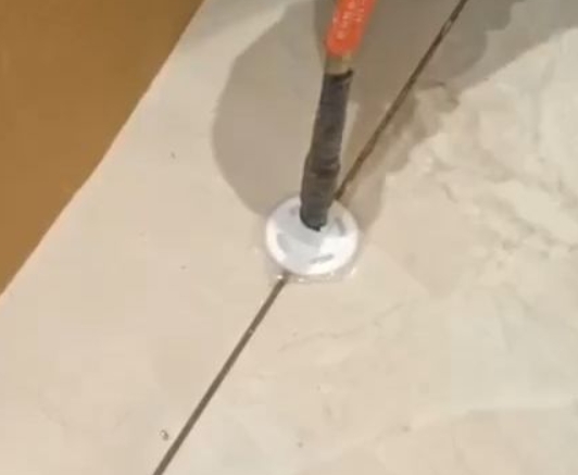 阜新瓷砖空鼓维修公司专业解答瓷砖在铺贴过程中，如果没有涂抹均匀到位的粘结材料（如水泥砂浆或瓷砖胶），可能会导致以下问题